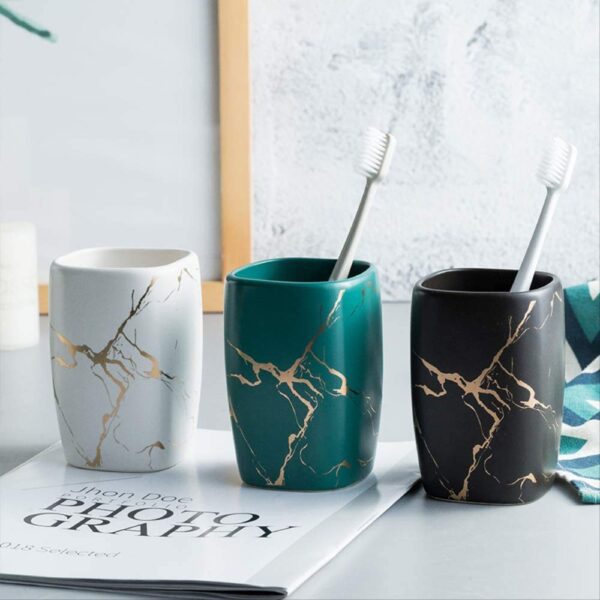 FülleMore 3-teiliges Keramik Zahnputzbecher Set – Marmor Optik, 2 Becher mit Tablett, Weiß – Bild 4