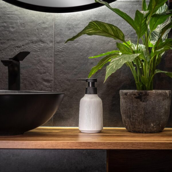 KADAX Badezimmer Set – Modernes Keramik Badzubehör in Weiß mit Seifenspender, Zahnbürstenhalter & WC-Bürste – Bild 5